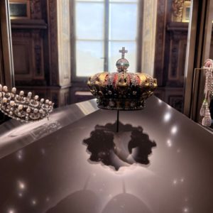 Where might the stolen Louvre jewels end up; will the robbers be caught?