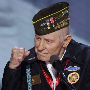 WWII veteran receives standing ovation, ‘USA’ chants after moving speech