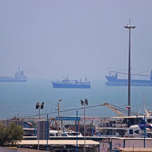 Why has the UN paused plans to evacuate sailors from the Strait of Hormuz?