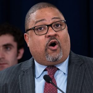 Alvin Bragg blows out Democratic challenger in Manhattan DA primary