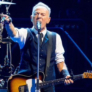 Bruce Springsteen ignores question about Trump feud while signing autographs: video