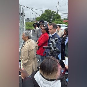 Newark mayor arrested as Dem Congress members storm New Jersey ICE prison to conduct ‘oversight visit’