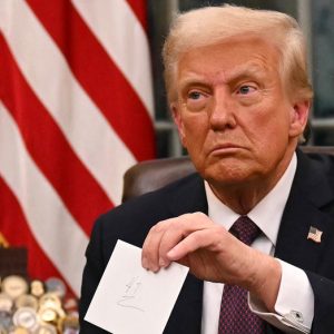 President Trump discovers letter from former President Biden in Resolute Desk