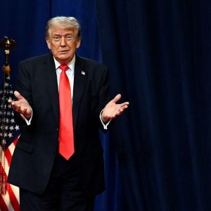 Trump jokes about security concerns, mic problems and Dr Oz during freewheeling Florida speech