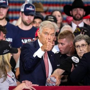 Dr Oz helps older woman who collapsed during Trump’s speech at Kentucky event