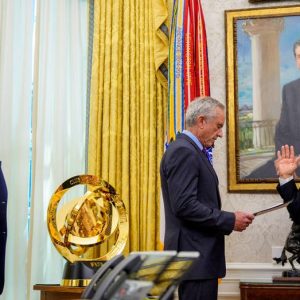 Young girl faints during Trump’s remarks at Dr. Oz White House swearing-in ceremony