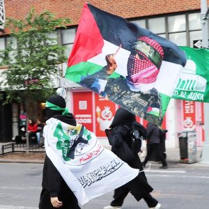 Hamas, Hezbollah flags fly at anti-Israel protest minutes after Mamdani condemns terror plot against Jews