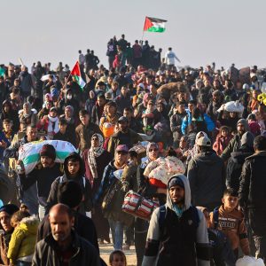 Large crowds of displaced Palestinians head to northern Gaza