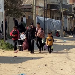 Video: Palestinians flee as Israeli attacks resume in Gaza