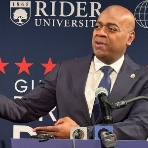 Newark mayor takes fight to the gates of ICE detention center amid legal battle over alleged safety violations