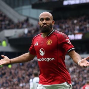 Tottenham and Manchester United both score stoppage-time goals in 2-2 draw