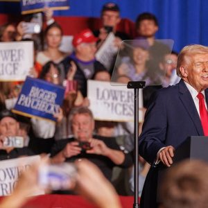 Trump launches midterm push in Iowa, warns losses would derail agenda: ‘We gotta win’