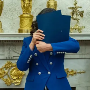 Whitmer explains her Oval Office folder fiasco